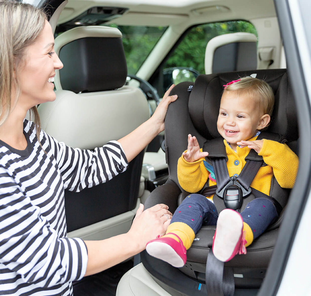 p9-joie-spinning-car-seat-ispinsafe-coal-baby-and-mom-smiling