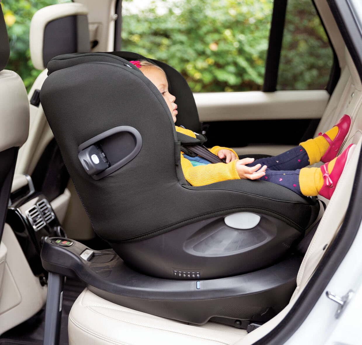 p3-joie-spinning-car-seat-ispinsafe-coal-profile-child-in-seat